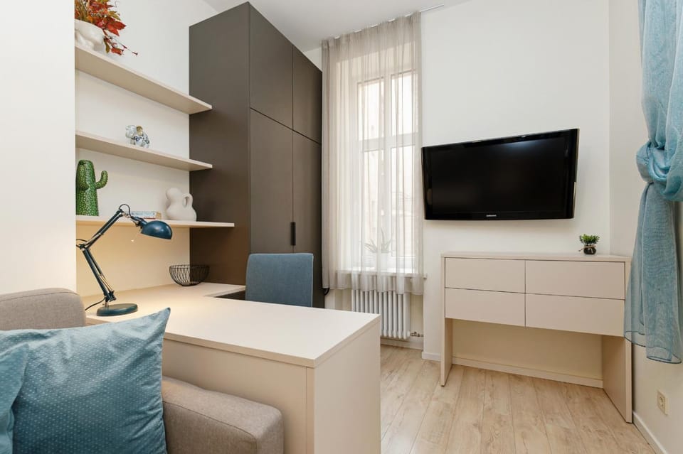 TV and multimedia, Living room, Seating area, Evening entertainment