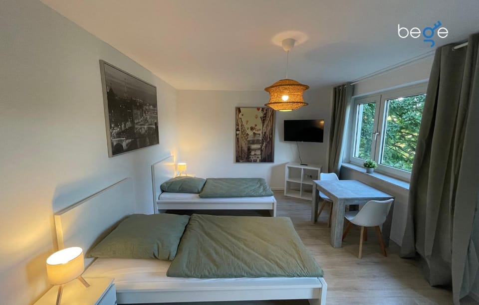 Bed, TV and multimedia, Photo of the whole room, Seating area, Bedroom