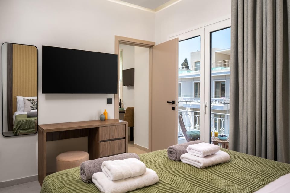 Bed, TV and multimedia, Photo of the whole room, towels