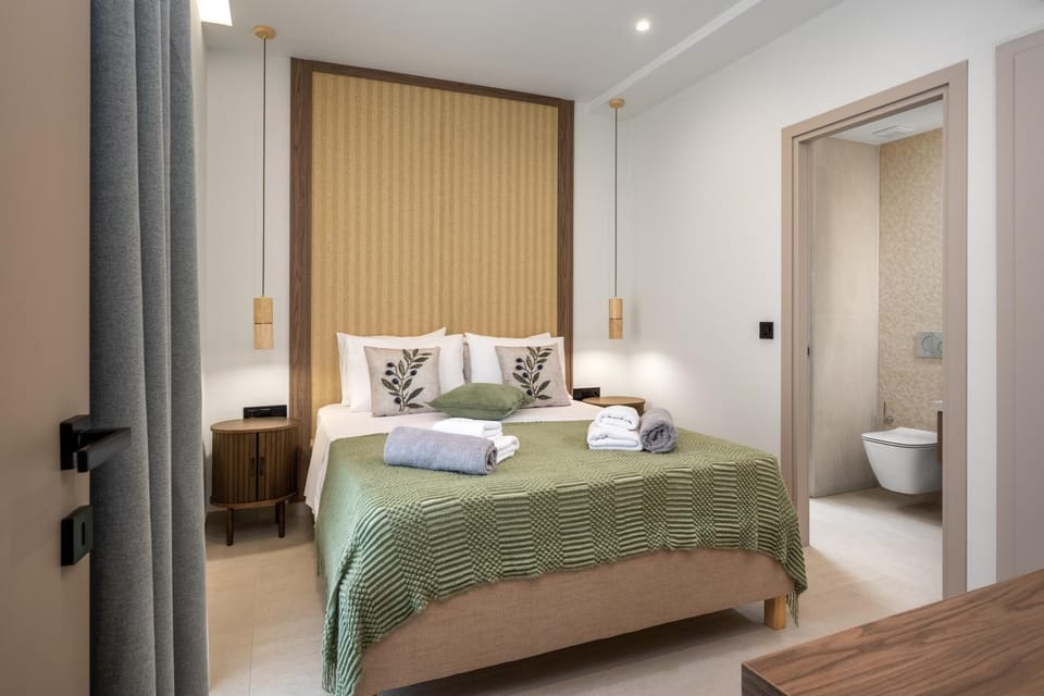 Bed, Photo of the whole room, Bedroom, towels