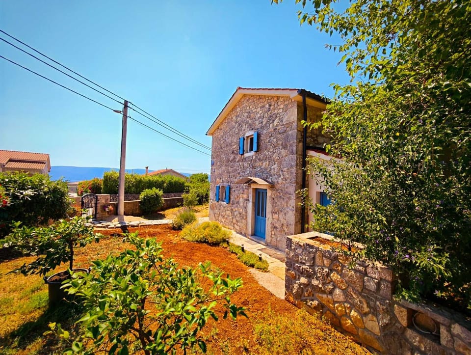 Property building, Natural landscape, Garden