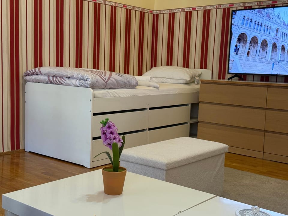 Bed, Bedroom, towels