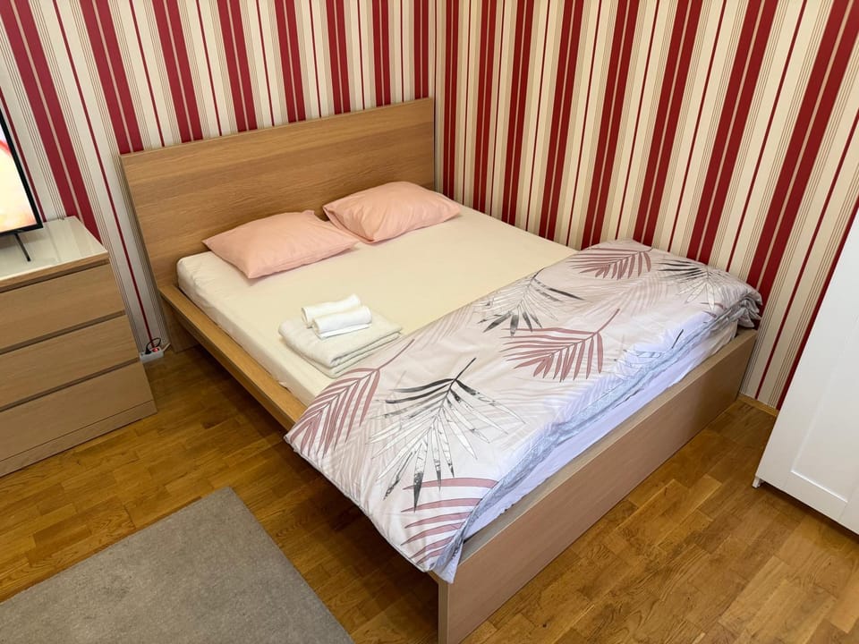 Bed, Bedroom, towels