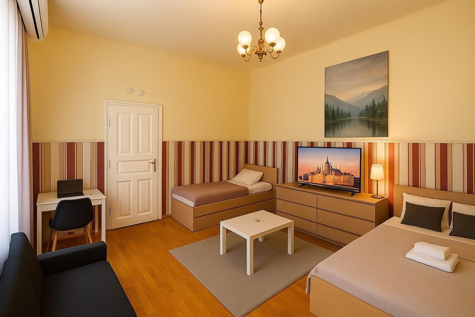Bed, TV and multimedia, Photo of the whole room, Seating area, Bedroom