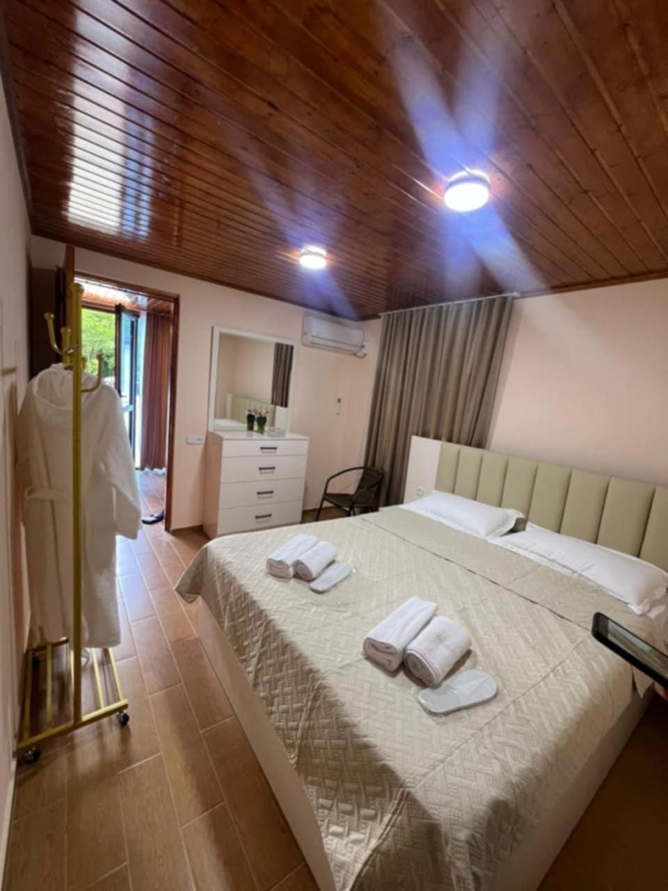 Photo of the whole room, Bedroom
