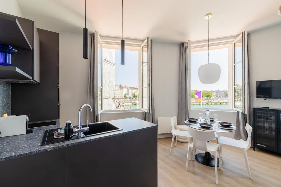 TV and multimedia, Kitchen or kitchenette, Dining area, stove, toaster