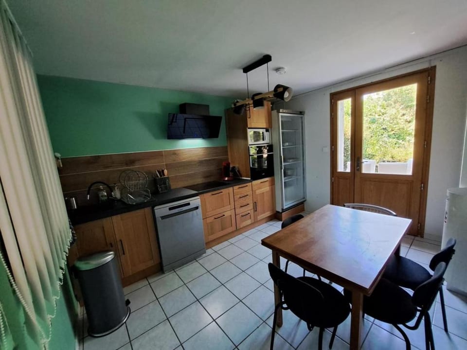 Kitchen or kitchenette, Dining area, dishwasher, oven, pet friendly, stove
