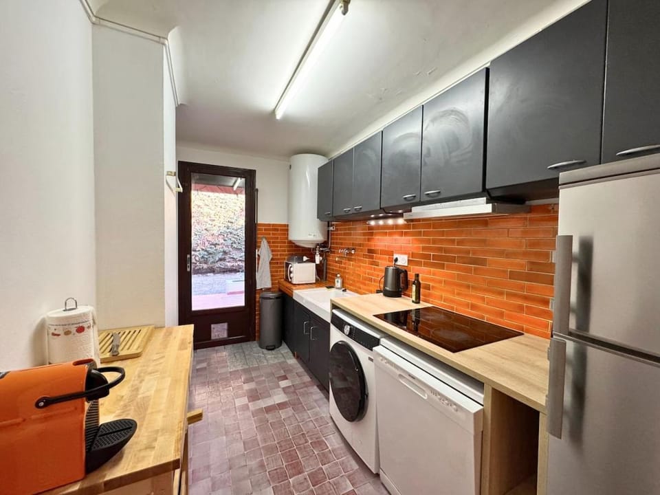 Kitchen or kitchenette, dishwasher, stove, toaster
