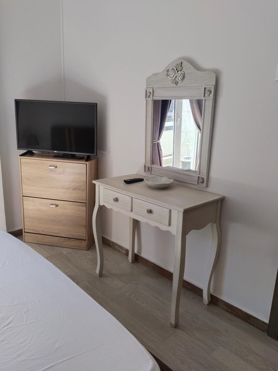 Bed, TV and multimedia, Photo of the whole room, Bedroom, wardrobe