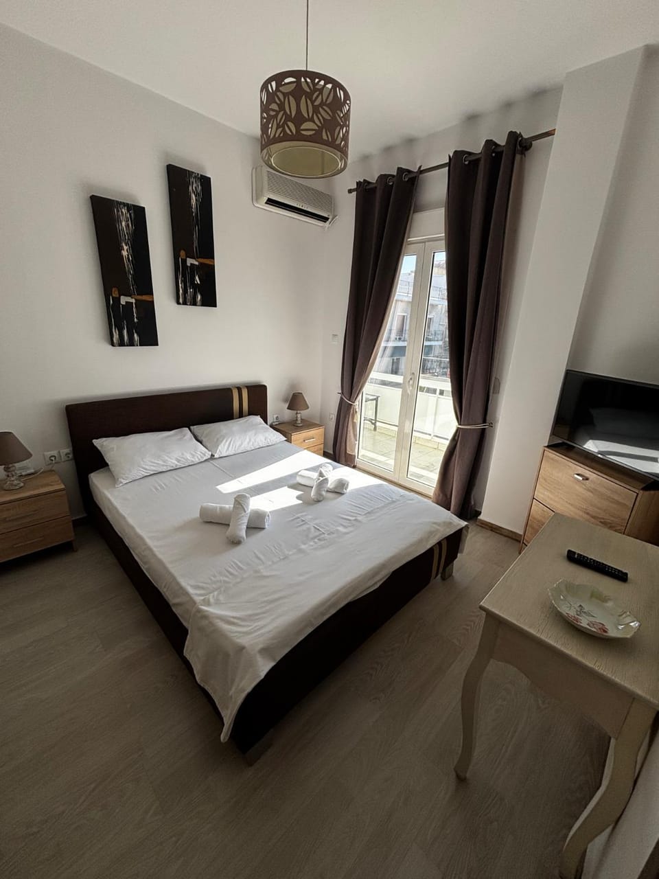 Bed, TV and multimedia, Photo of the whole room, Bedroom, towels