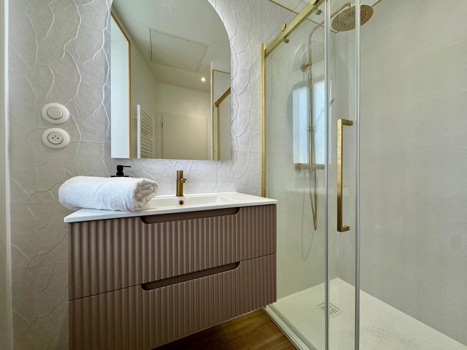 Shower, Bathroom, towels