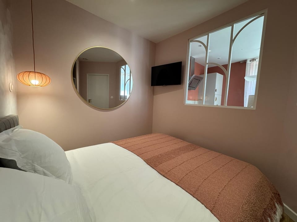 Bed, TV and multimedia, Photo of the whole room, Bedroom