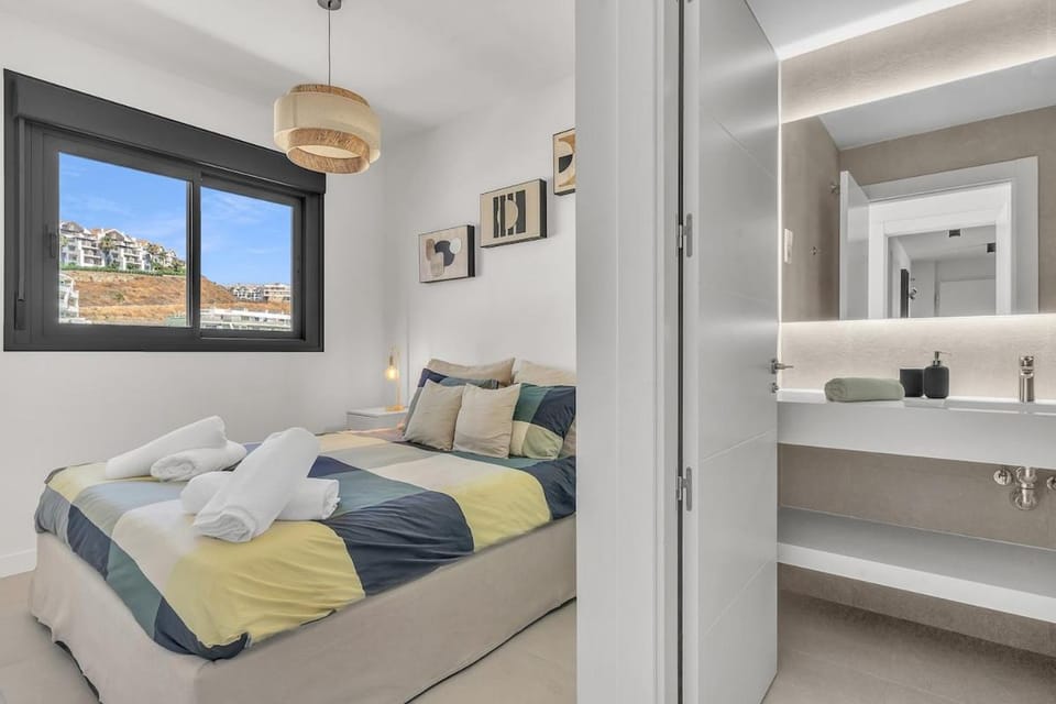 Bed, Bathroom, Photo of the whole room, Bedroom, towels