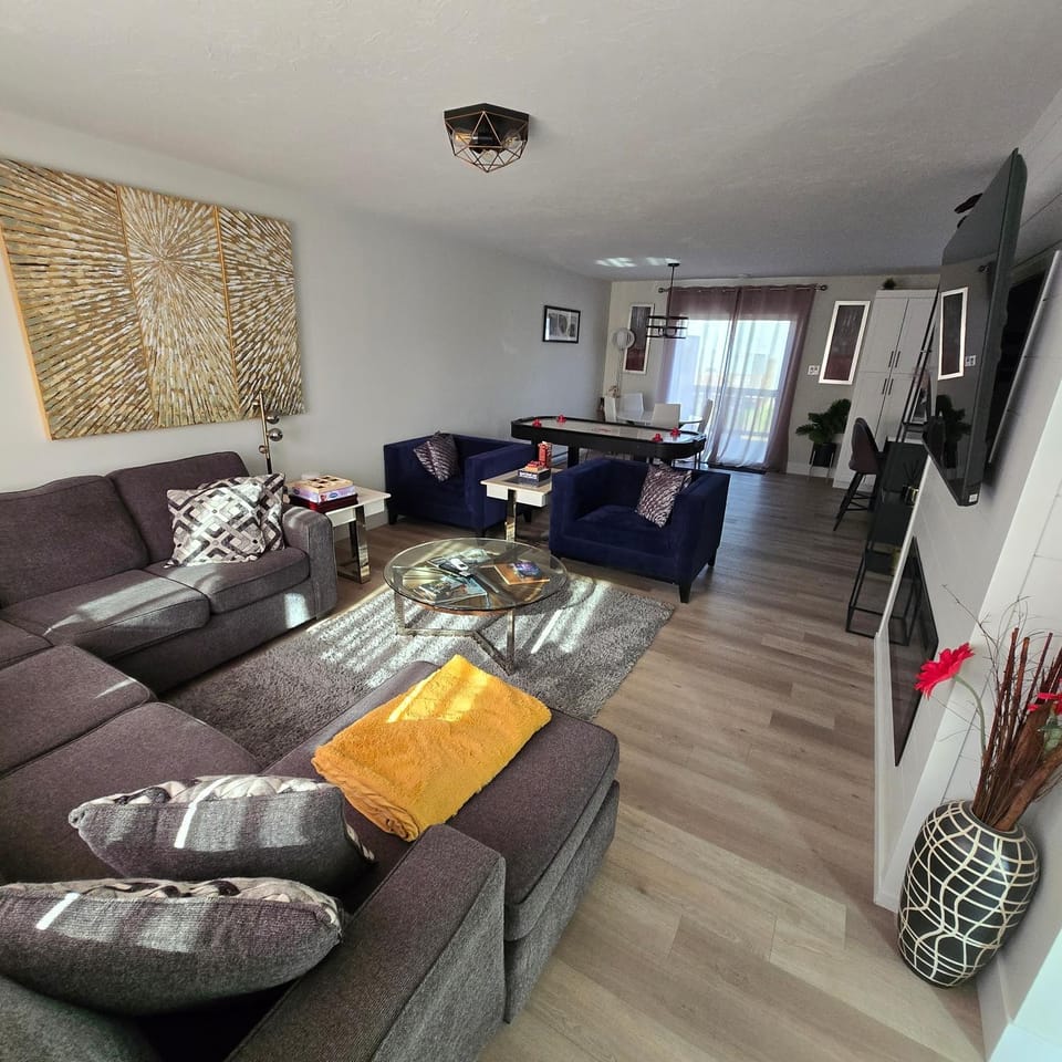 Communal lounge/ TV room, TV and multimedia, Living room, Seating area, Evening entertainment