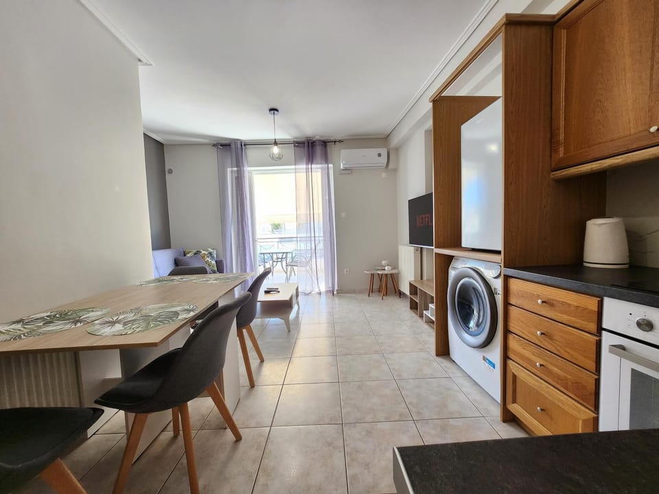 Kitchen or kitchenette, Dining area, oven, stove, washing machine