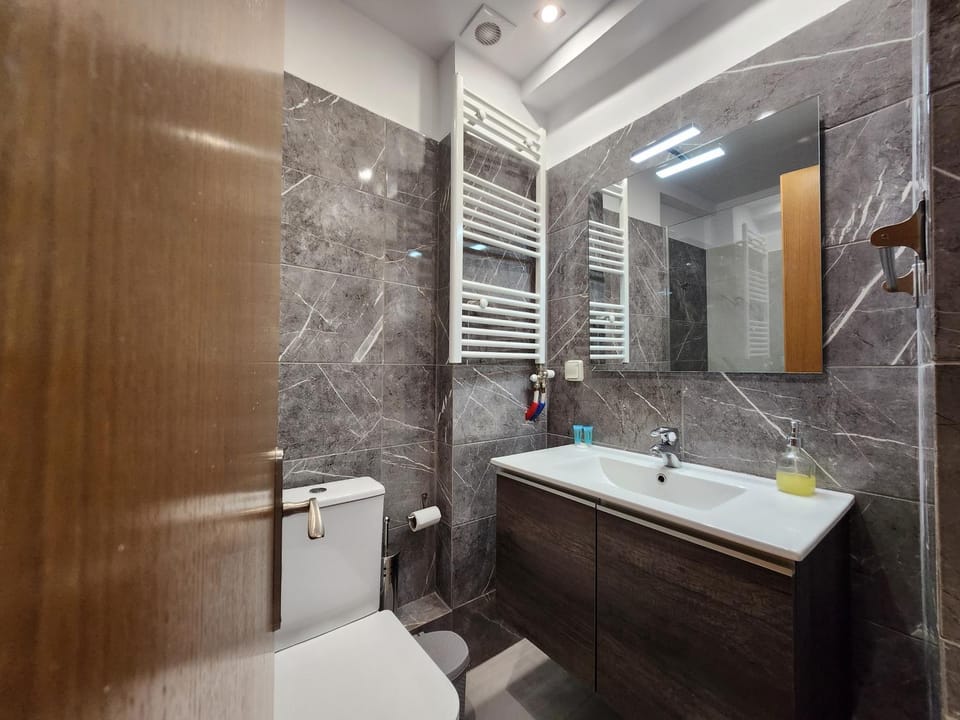 Shower, Toilet, Bathroom, towels