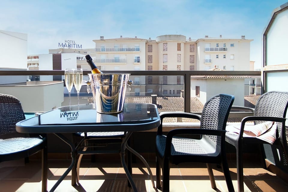 View (from property/room), Balcony/Terrace, Dining area