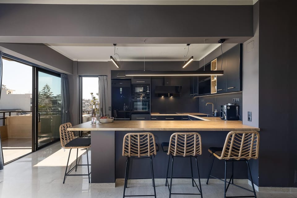 Coffee/tea facilities, Kitchen or kitchenette, Dining area, minibar