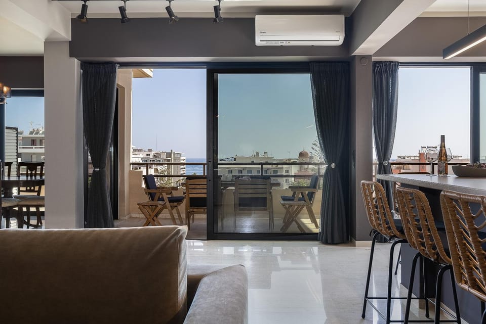 View (from property/room), Balcony/Terrace, Seating area, Dining area, City view