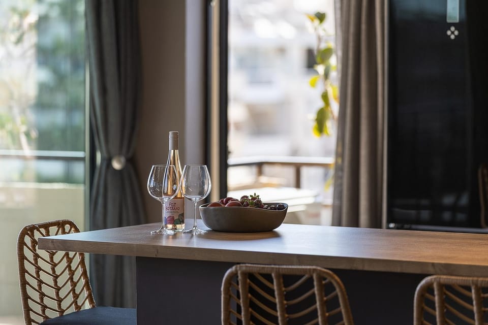 Living room, Food and drinks, Seating area, Drinks