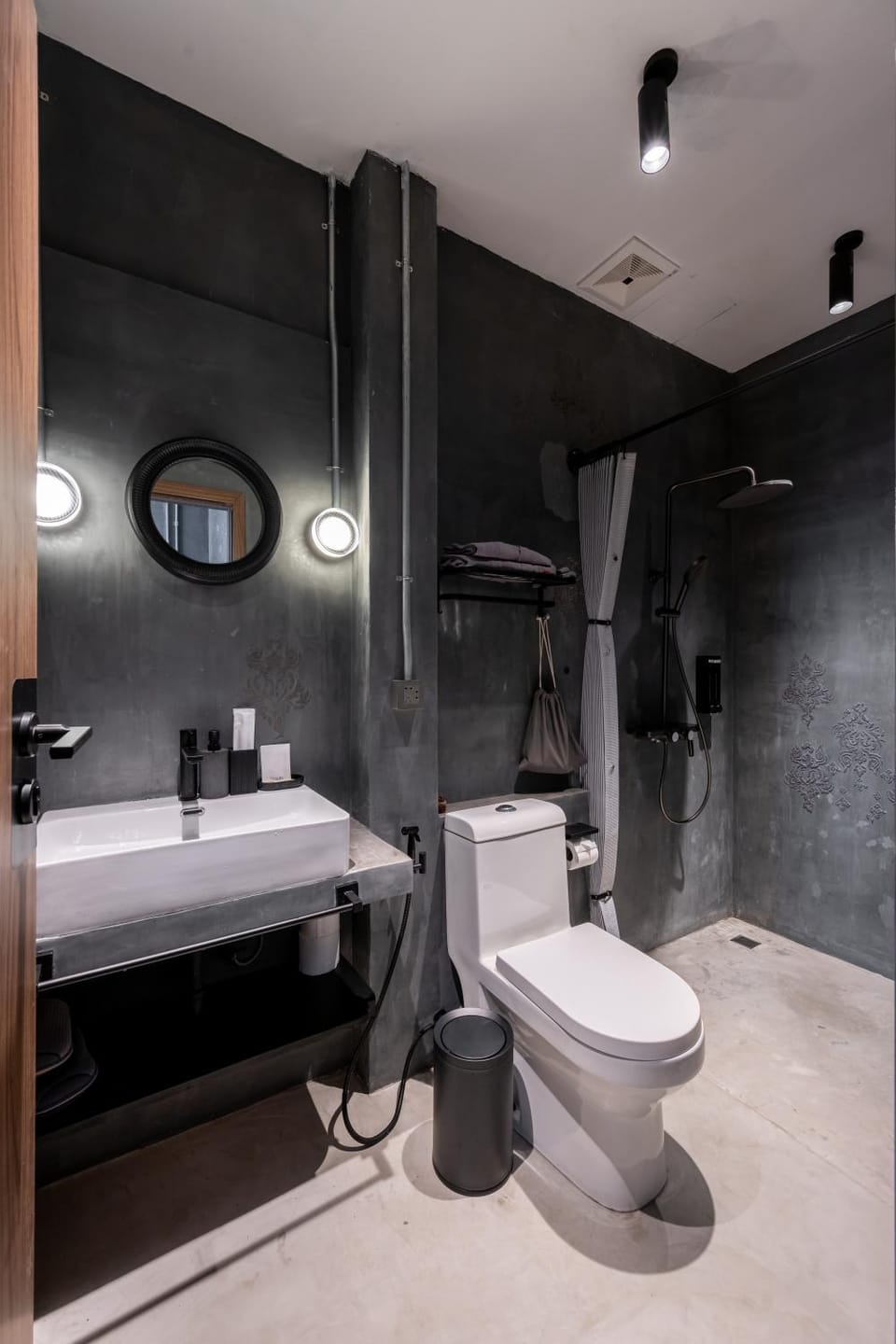 Shower, Toilet