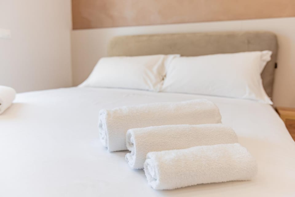 Bed, Photo of the whole room, Bedroom, towels