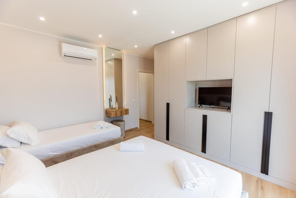 Bed, TV and multimedia, Photo of the whole room, towels, wardrobe, air conditioner
