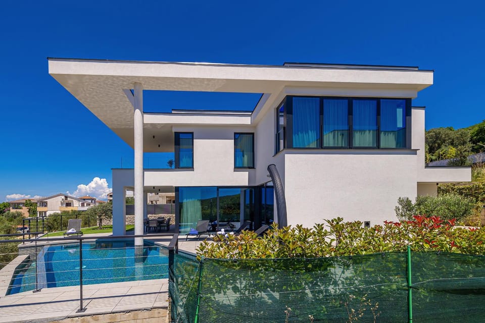 Property building, Day, Swimming pool