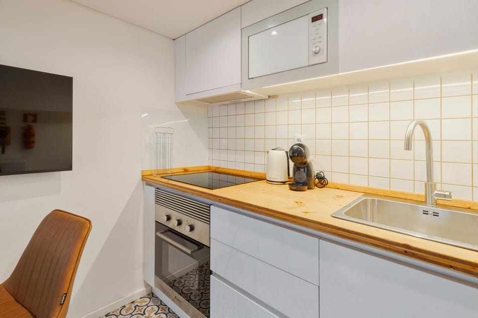 TV and multimedia, Coffee/tea facilities, Kitchen or kitchenette, microwave, minibar, oven, stove, washing machine