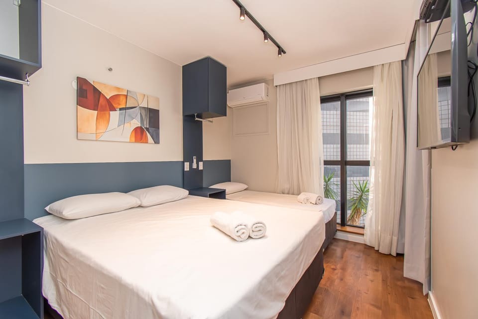 Bed, TV and multimedia, Photo of the whole room, Bedroom, towels, air conditioner