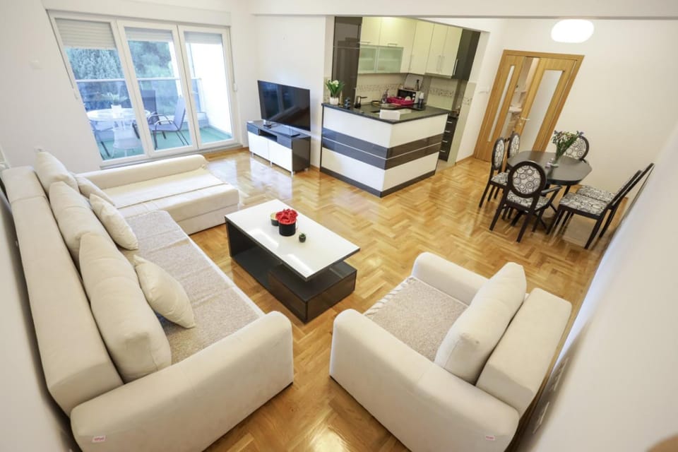 Communal lounge/ TV room, TV and multimedia, Living room, Seating area, Dining area