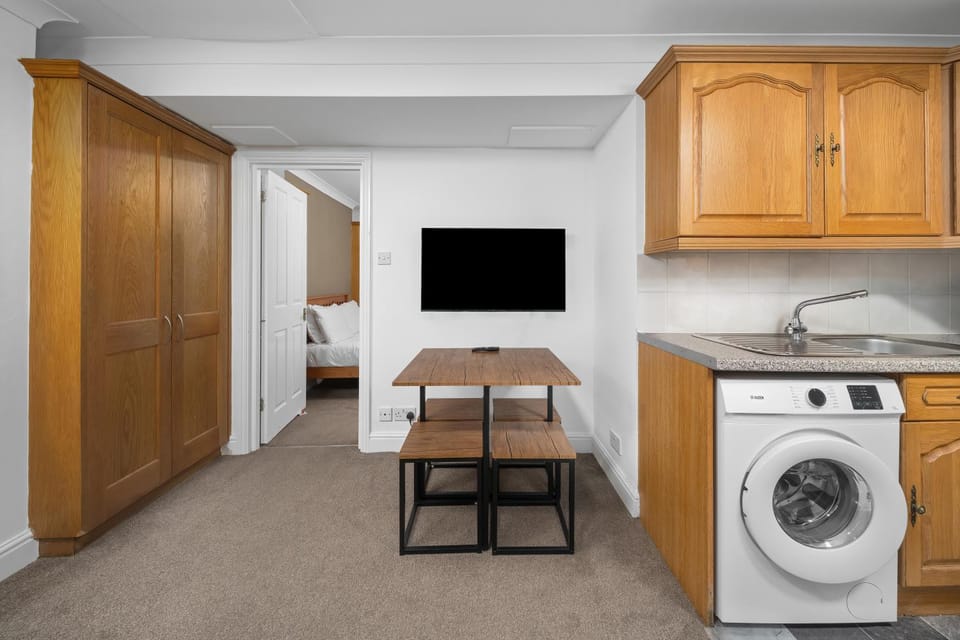 TV and multimedia, Kitchen or kitchenette, Dining area, washing machine