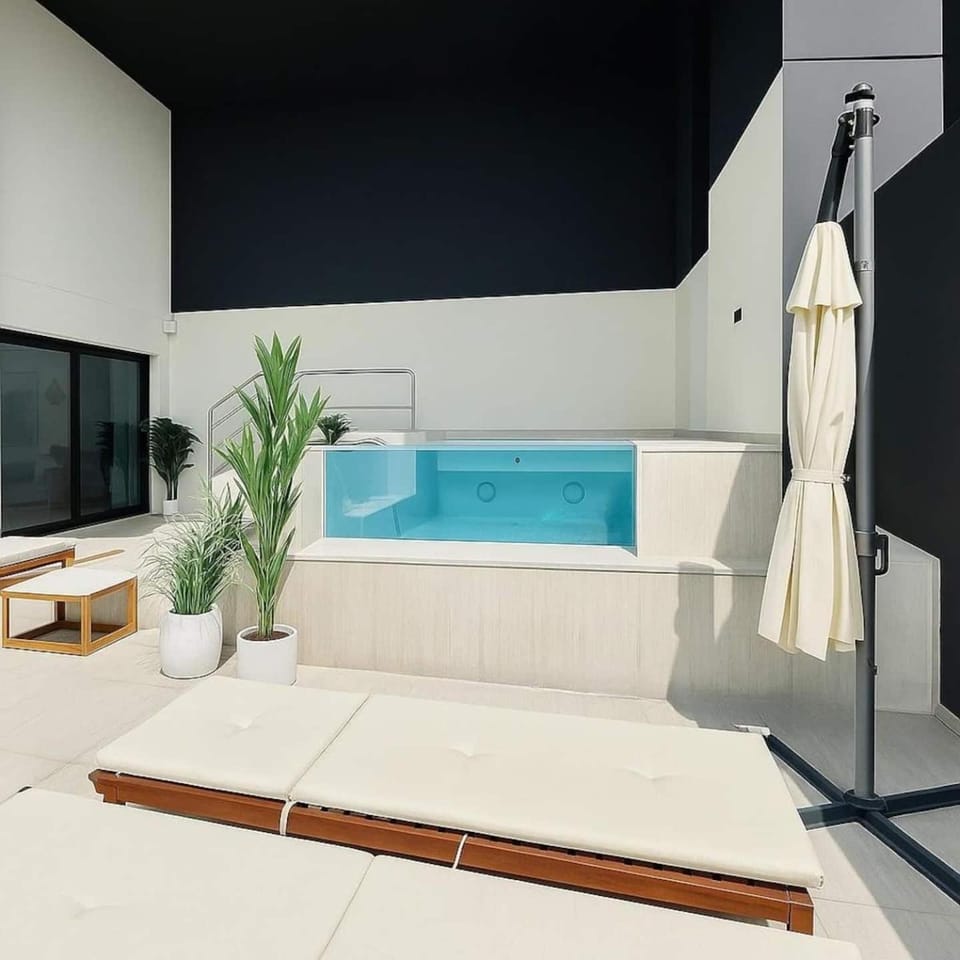 Sun Deck & Sleek Lap Pool Free Gym And Parking! Apartment in Dubai