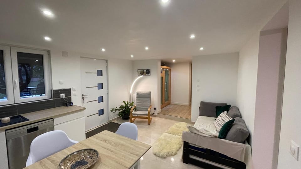Bed, Sauna, Living room, Seating area, Dining area, dishwasher