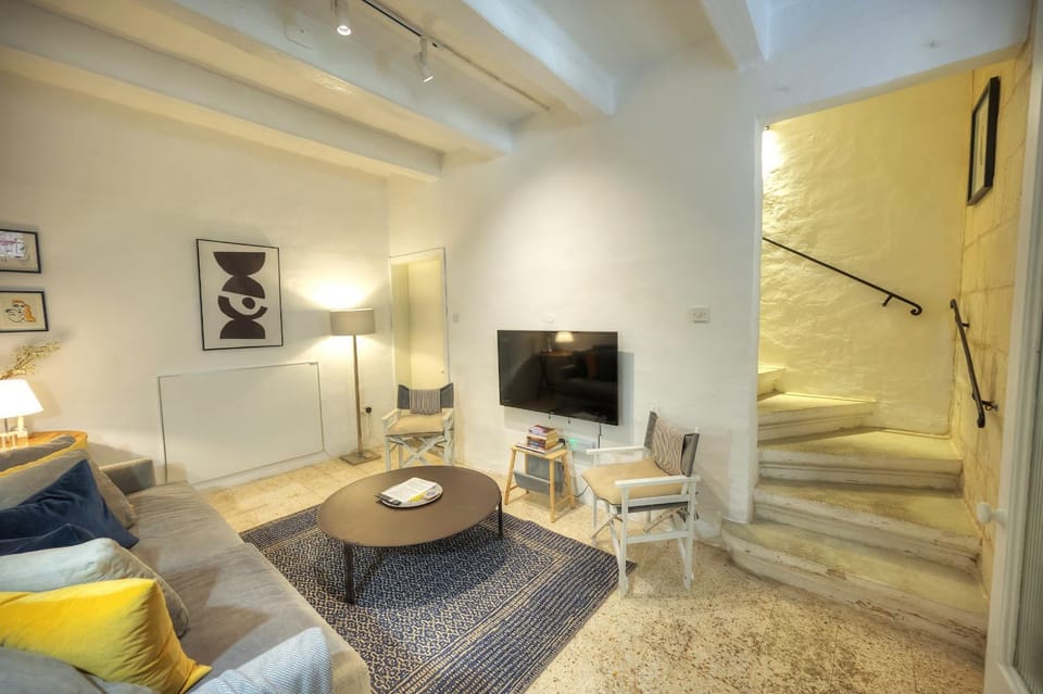 Charming and stylish duplex townhouse DGUY1-1 Apartment in Malta