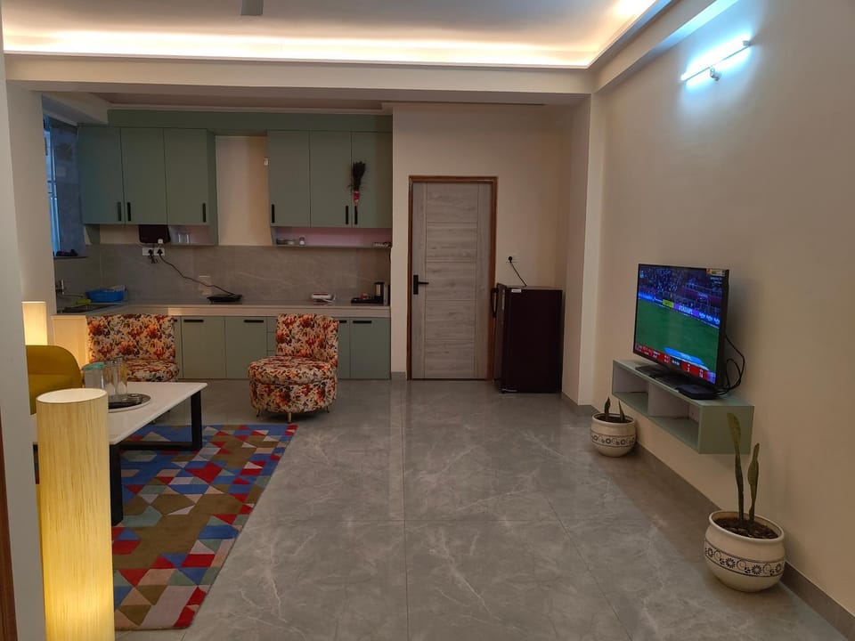 TV and multimedia, Kitchen or kitchenette, Living room, Seating area
