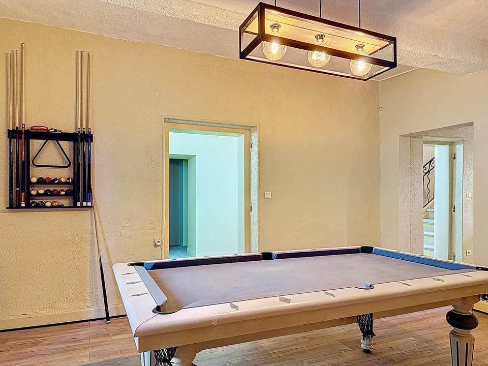 Billiard, Game Room