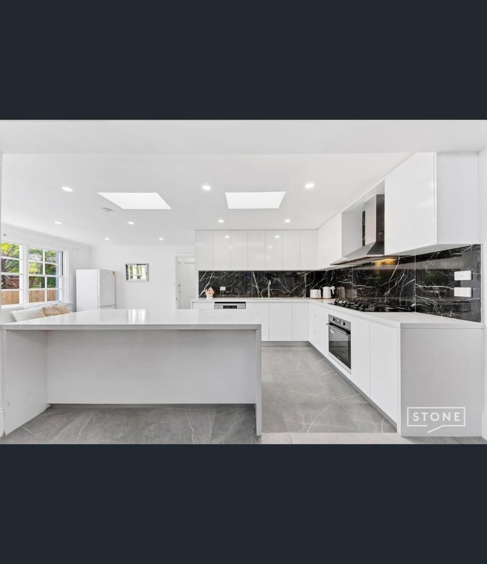 Spacious 5BD Garden House in Hornsby close 2 train House in Sydney
