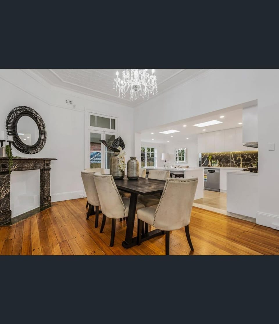 Spacious 5BD Garden House in Hornsby close 2 train House in Sydney