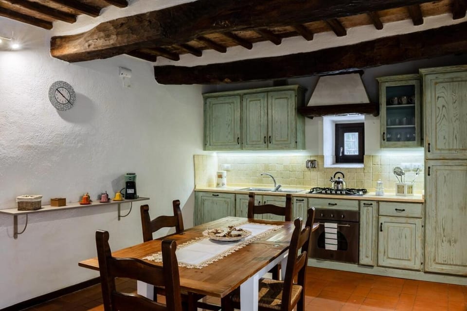 Coffee/tea facilities, Kitchen or kitchenette, Dining area, stove