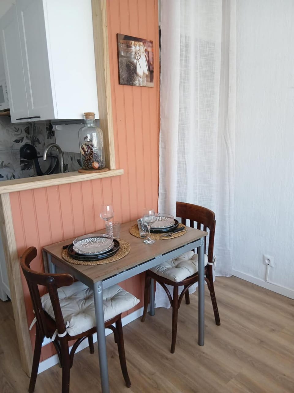 Kitchen or kitchenette, Dining area, stove