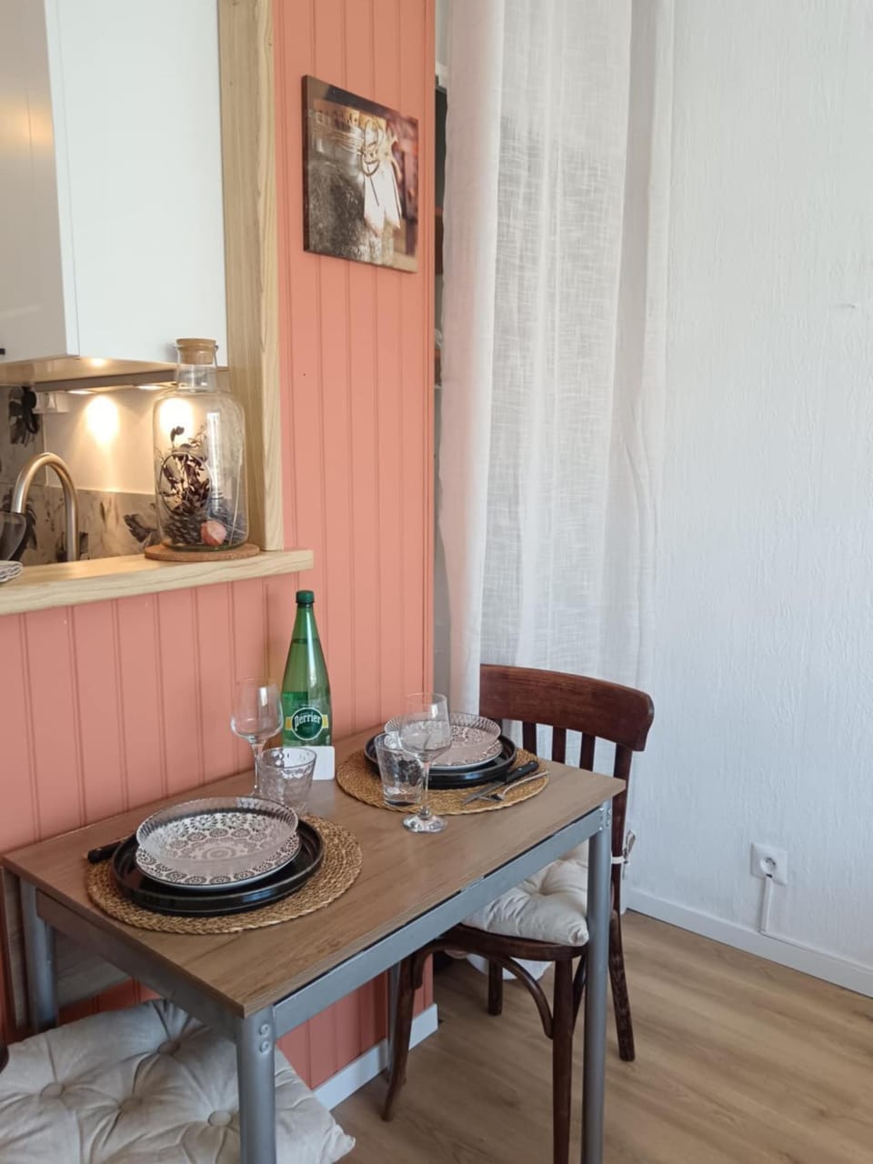Kitchen or kitchenette, Dining area