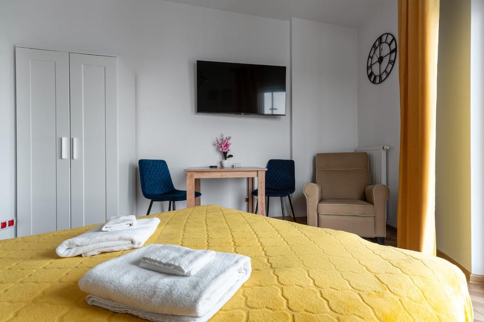 Bed, TV and multimedia, Living room, Photo of the whole room, Seating area, Bedroom, towels