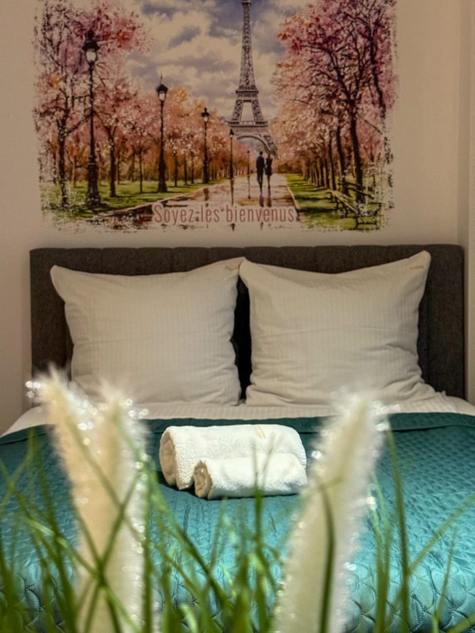 Bed, Photo of the whole room, Bedroom, towels