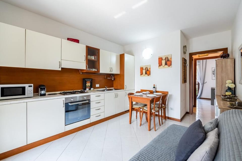 Kitchen or kitchenette, Living room, Seating area, Dining area, dishwasher, oven, stove, toaster