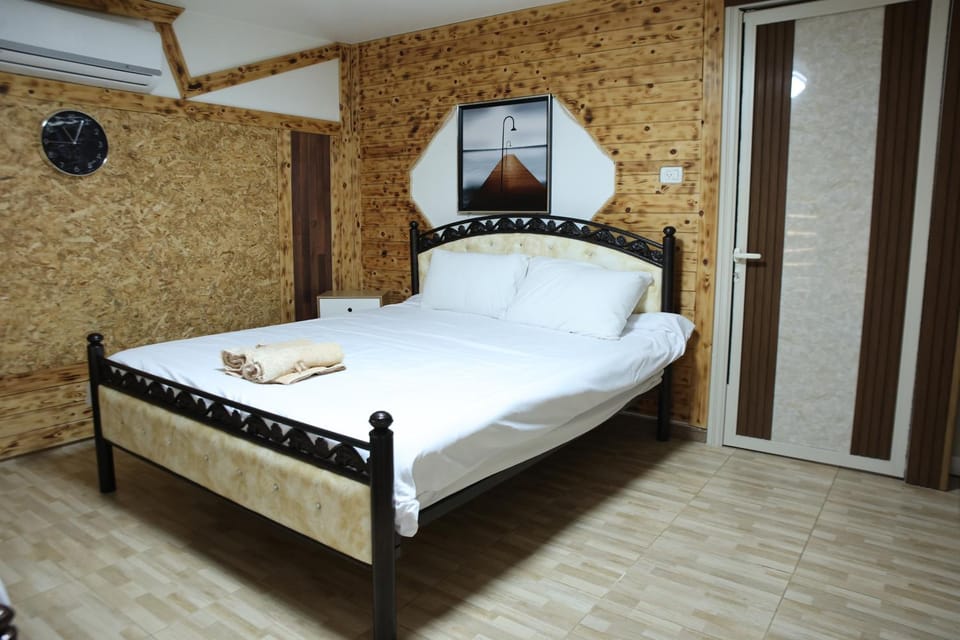 Bed, Photo of the whole room, Bedroom, air conditioner