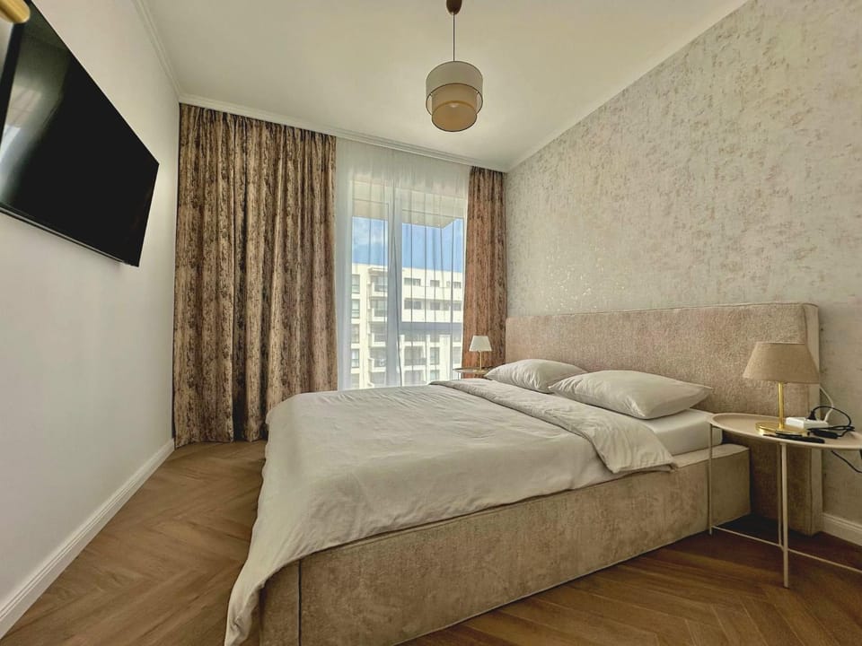 Bed, TV and multimedia, Photo of the whole room, Bedroom