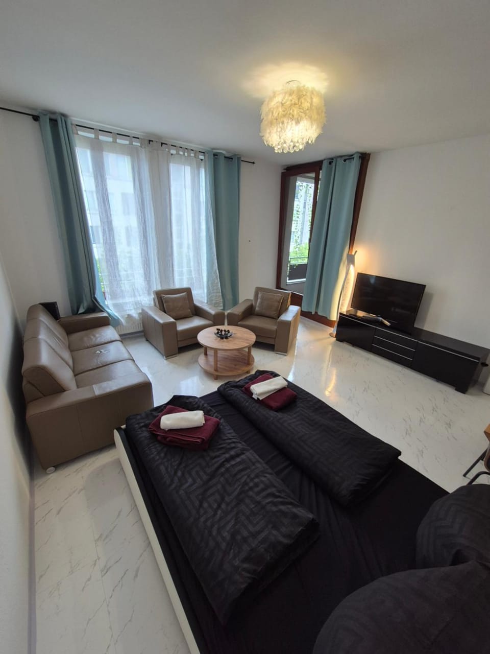 Bed, TV and multimedia, Living room, Seating area