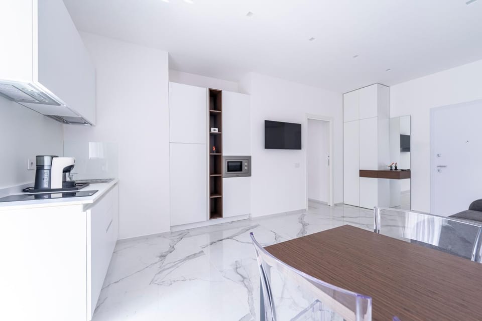 TV and multimedia, Kitchen or kitchenette, Living room, Photo of the whole room, Seating area, microwave, safe, wardrobe, washing machine, air conditioner