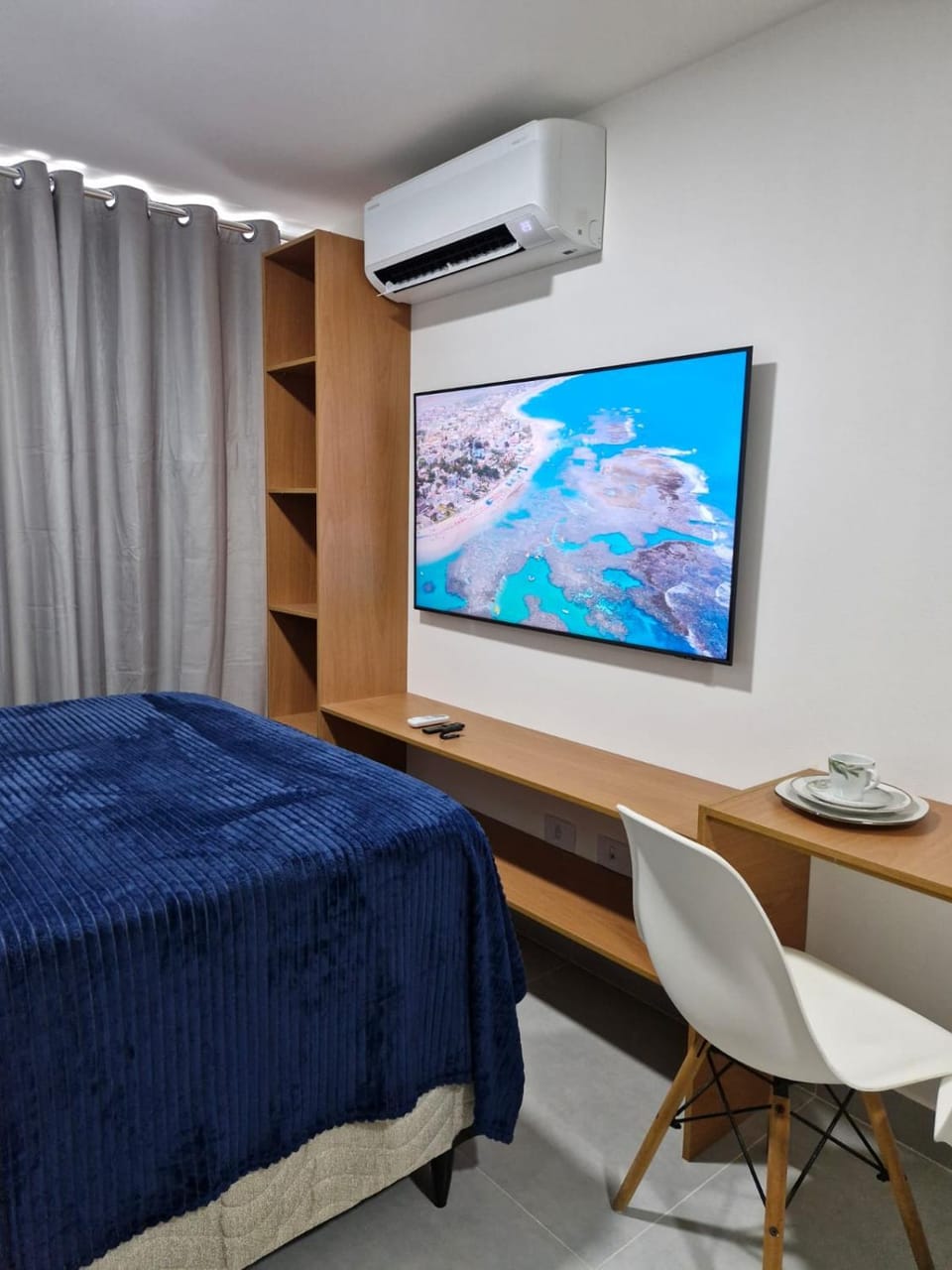 Bed, Evening entertainment, Bedroom, air conditioner